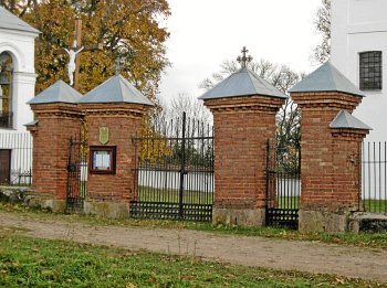 Ищелно, костел: брамы и ограда Ищелно, костел: брамы и ограда