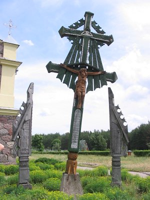 Пеляса, костел: кресты и скульптуры у храма Пеляса, костел: кресты и скульптуры у храма