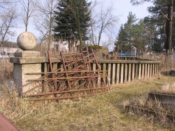 Столбцы, кладбище католическое: памятник польским солдатам /сохр. частично/ Столбцы, кладбище католическое: памятник польским солдатам /сохр. частично/