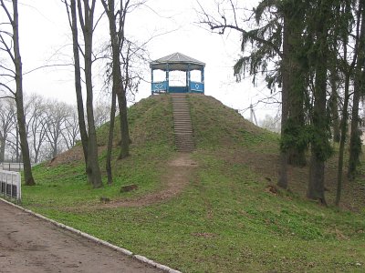 Жиличи (Киров. р-н), усадьба: парк: насыпной холм Жиличи (Киров. р-н), усадьба: парк: насыпной холм